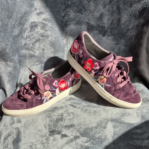 Skechers Shoes - Skechers Women's 6.5 Plus Velvet Floral Embroidery Sneaker